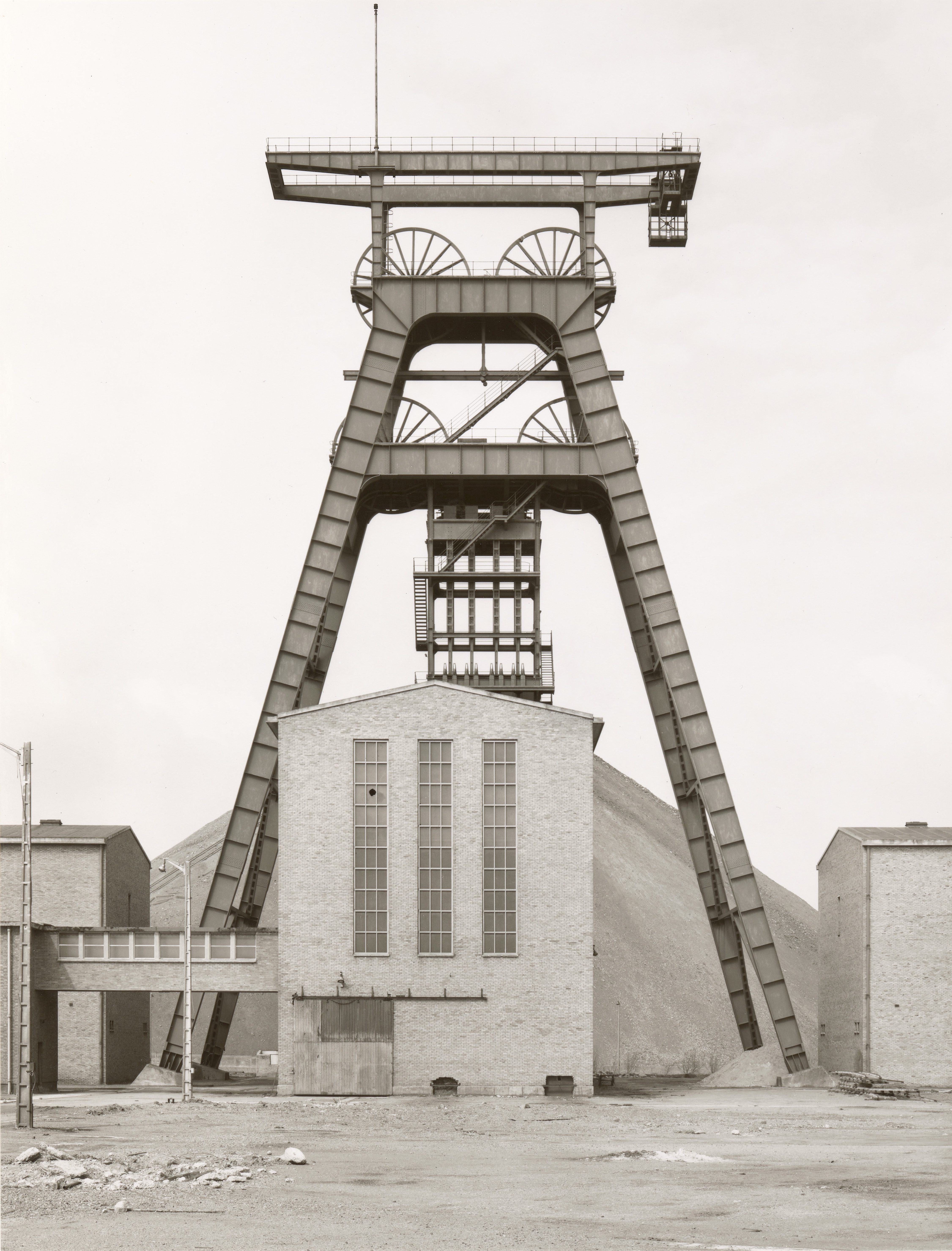 Bernd und Hilla Becher: Förderturm, Fosse Noeux no. 13, Frankreich, 1972  © Estate Bernd & Hilla Becher, represented by Max Becher; courtesy Die Photographische Sammlung/SK Stiftung Kultur – Bernd and Hilla Becher Archive, Cologne 