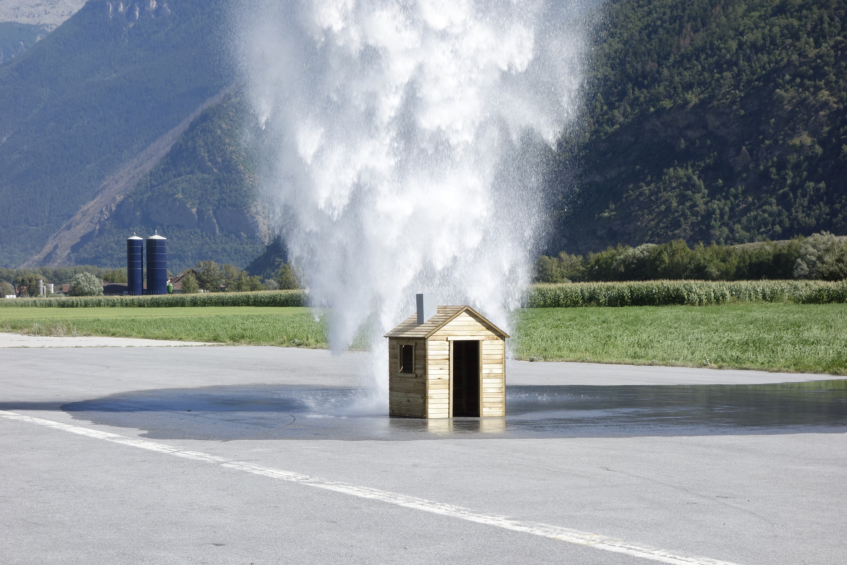 Roman Signer: Unter dem Wasserfall, 2013. Foto: Aleksandra Signer.