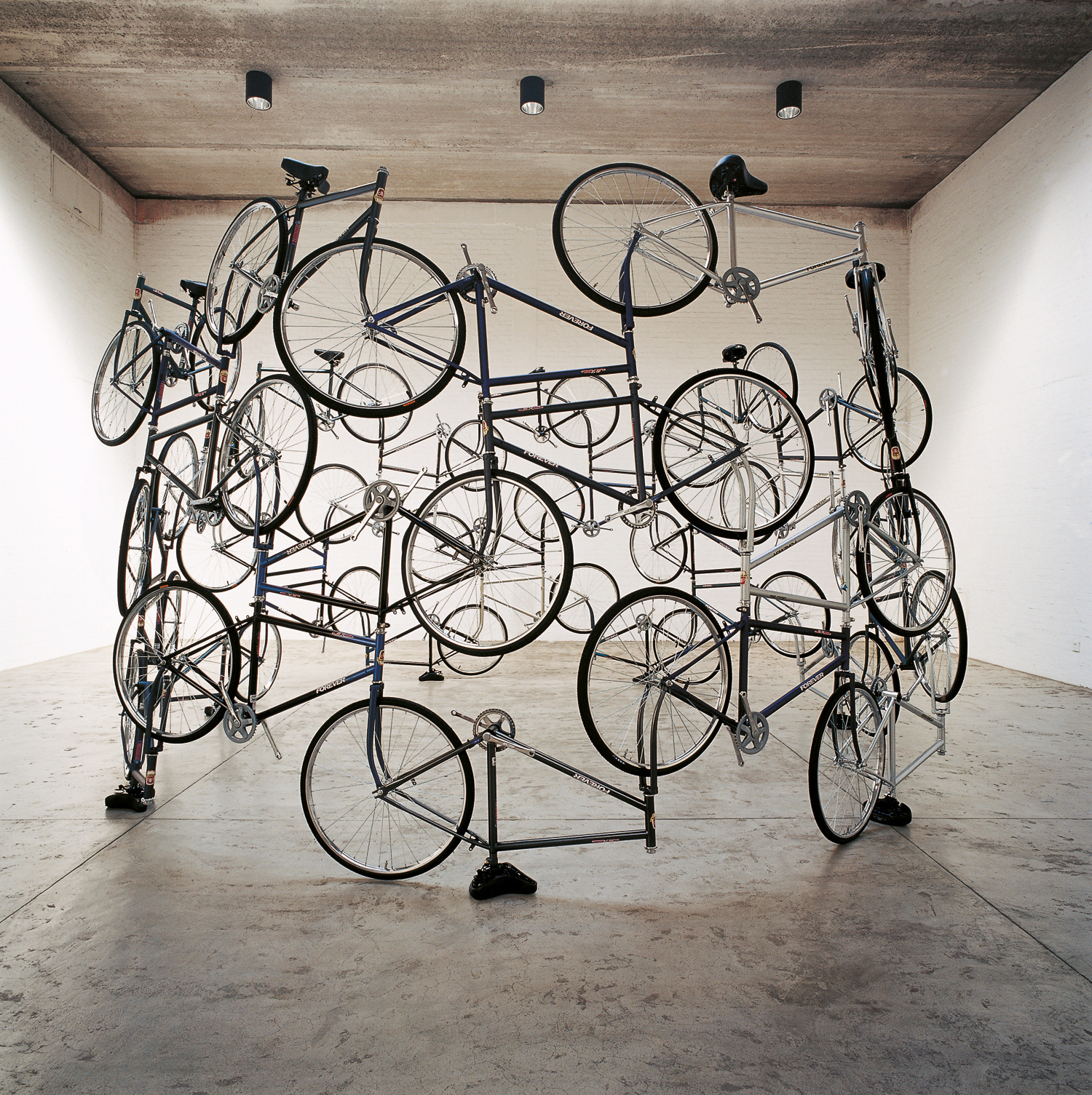 Ai Weiwei. Forever, 2003. 42 Fahrräder, 275 x ø 450 cm. courtesy the artist and neugerriemschneider, Berlin. Foto: © Ai Weiwei