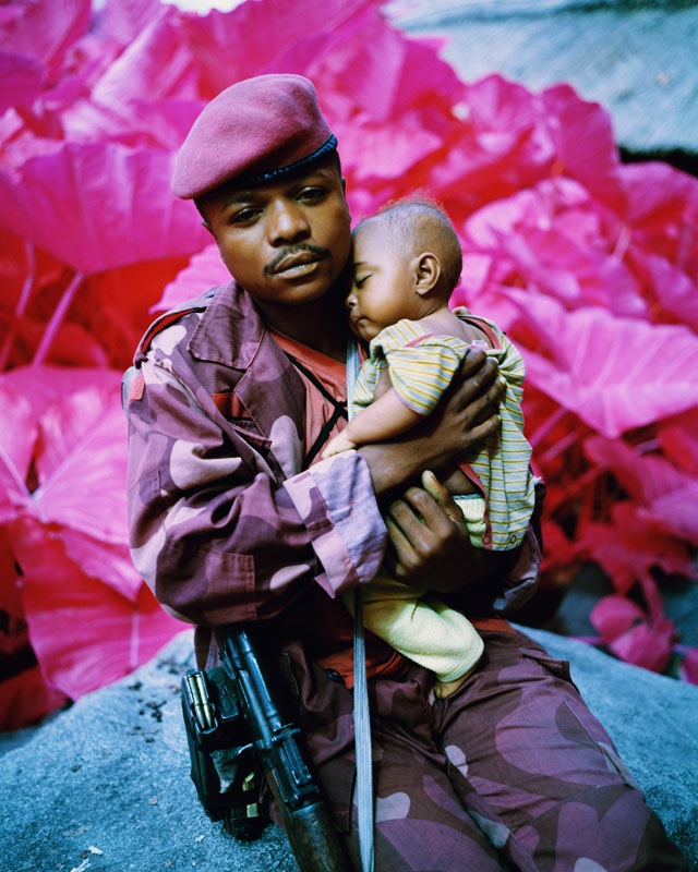 Richard Mosse: Madonna and Child, 2021. Aus der Serie Infra. Digitaler C-Print, Art Collection Deutsche Börse, Leihgabe der Deutschen Börse Photografie Foundation, Courtesy of the Artist, Jack Shainman Gallery New York and Calier Gebauer Berlin Madrid.