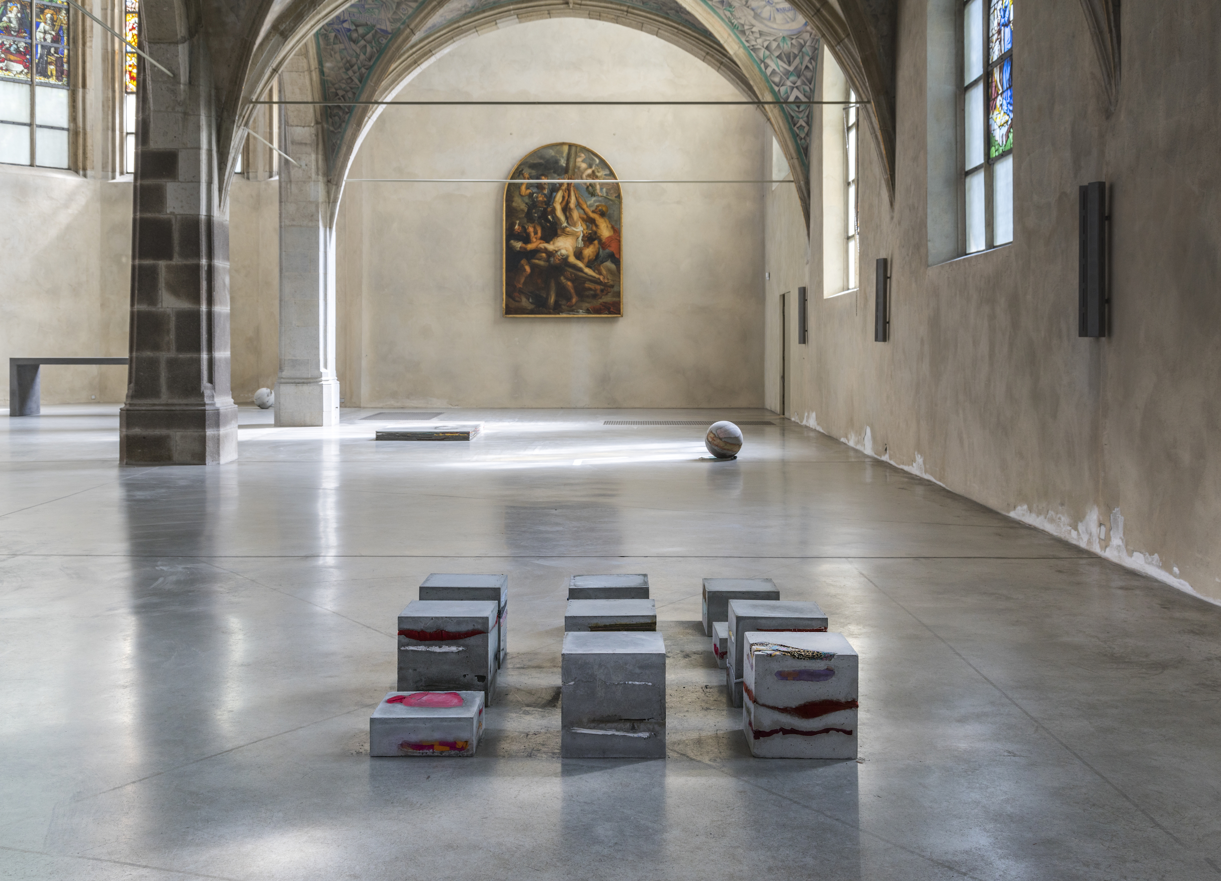 Rossella Biscotti, A shirt, blue pants, blue jeans, a towel, 2018 24 Skultpuren, Beton, div. gebrauchte Textilien, Maße variabel Detailansicht Kunst-Station Sankt Peter Köln Foto: Christopher Clem Franken // Courtesy die Ku?nstlerin und Kunst-Station Sankt Peter Köln