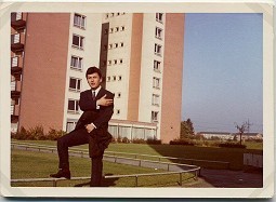 Onur Dülger vor dem Ford-Arbeiterwohnheim, Köln, 1965 Foto: Onur Dülger, DOMiD-Archiv, Köln