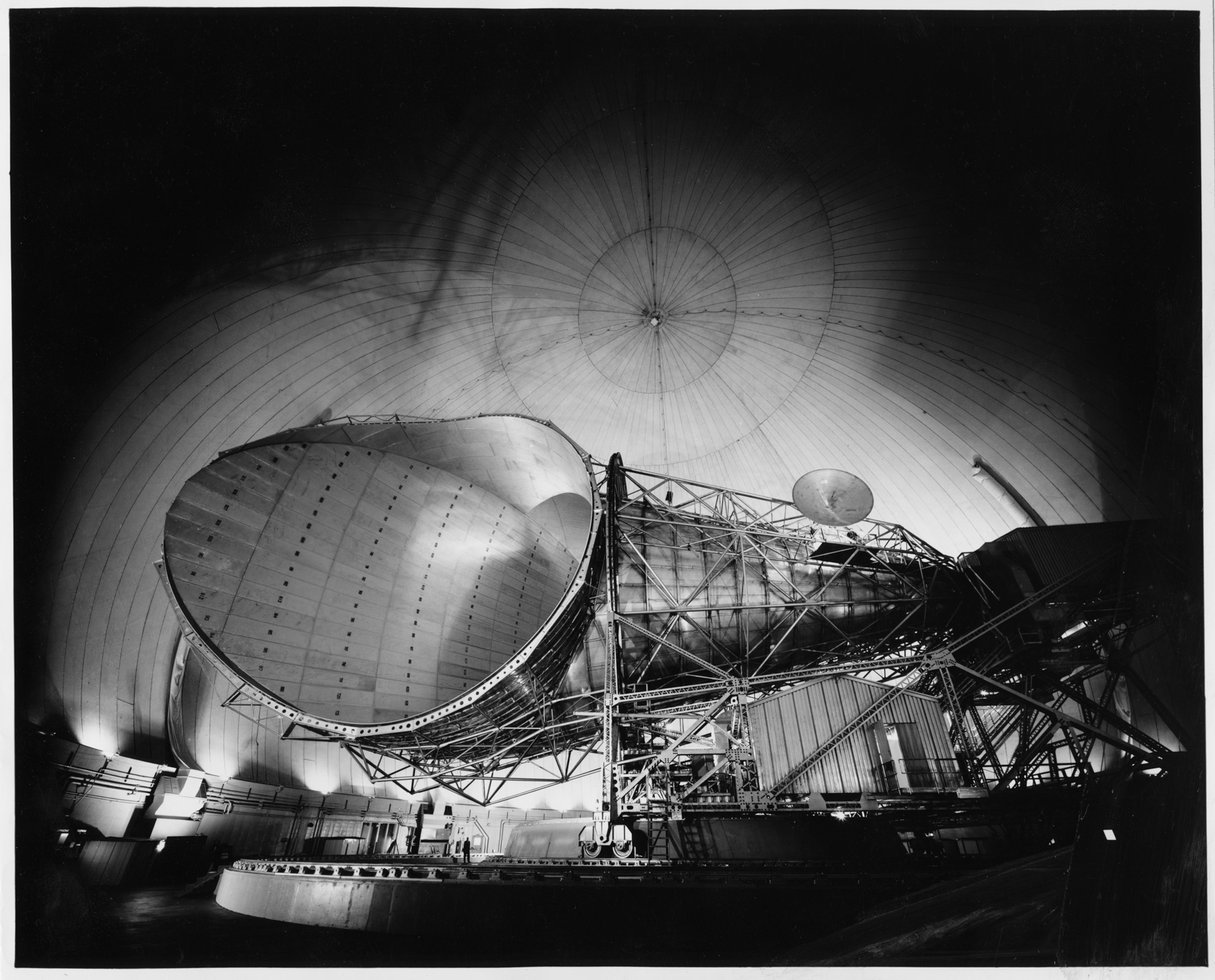The big horn antennaweighing 380 tons, at the earth station at Andover, Maine […], 30.3.1965Silbergelatinepapier© Sammlung Idylle + Desaster, Bogomir Ecker