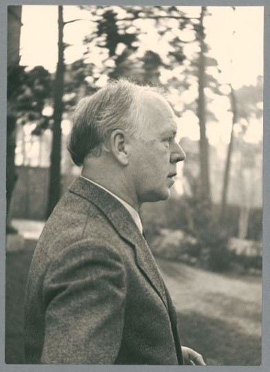 Georg Kolbe 1936 in seinem Garten, Foto: Kurt von Keudell, Bildarchiv Georg Kolbe Museum