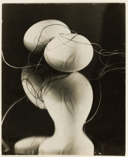 György Kepes, Ohne Titel (Eier und Faden auf Spiegel), 1942. Bauhaus-Archiv Berlin. © Juliet Kepes-Stone  