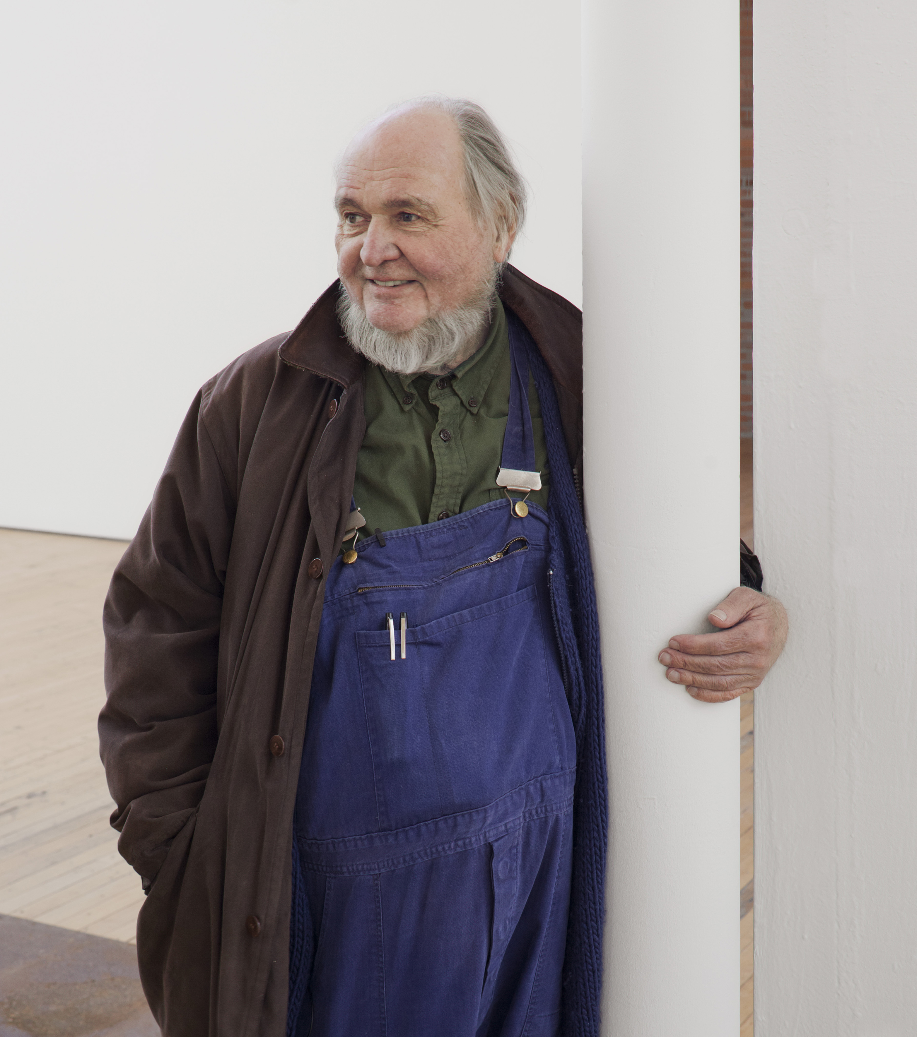Carl Andre beim Ausstellungsaufbau in Beacon, New York. Photo: Bill Jacobson Studio, New York