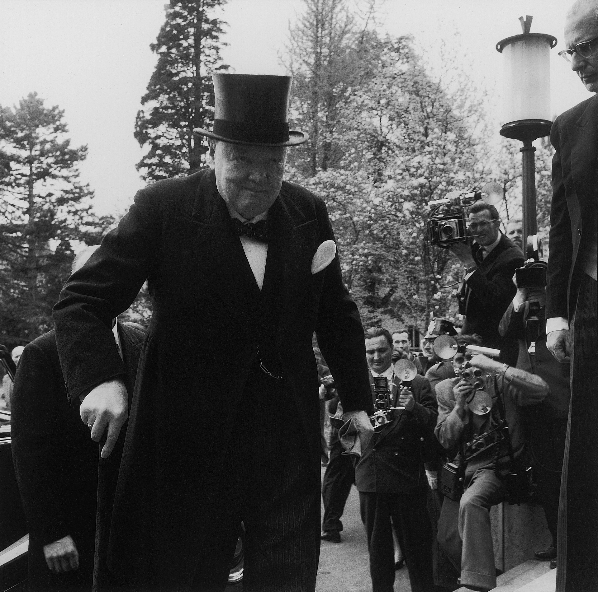 Winston Churchill vor dem Empfang durch Bundespräsidenten Theodor Heuss in Bonn, 1956. Copyright Robert Lebeck. 