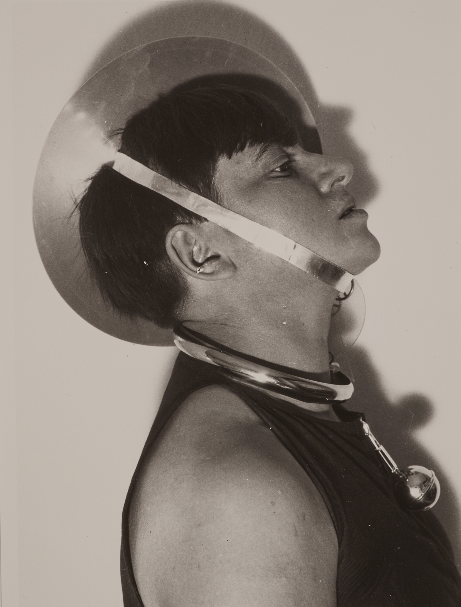 Marianne Brandt: Selbstportrait mit Schmuck zum Metallischen Fest, Februar 1929, Reprint 1993 © VG Bild-Kunst, Bonn 2019