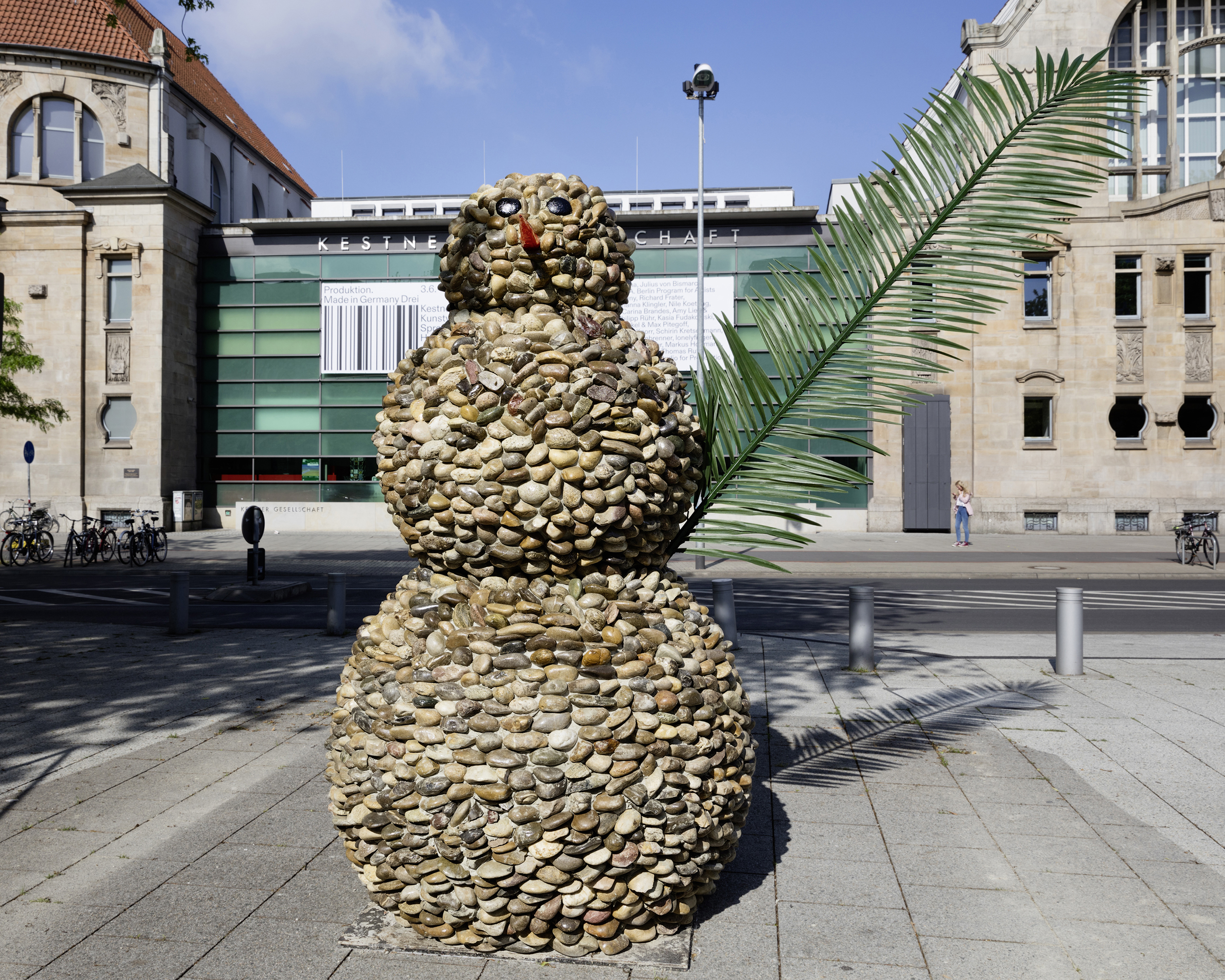 Daniel Knorr: Bonhomme, 2017. Ausstellungsansicht Kestnergesellschaftz, 2017. Foto: Raimund Zakowski. Courtesy der Künstler, Meyer-Riegger, Karlsruhe, Berlin, Galerie Nächst St. Stephan, Wien. 