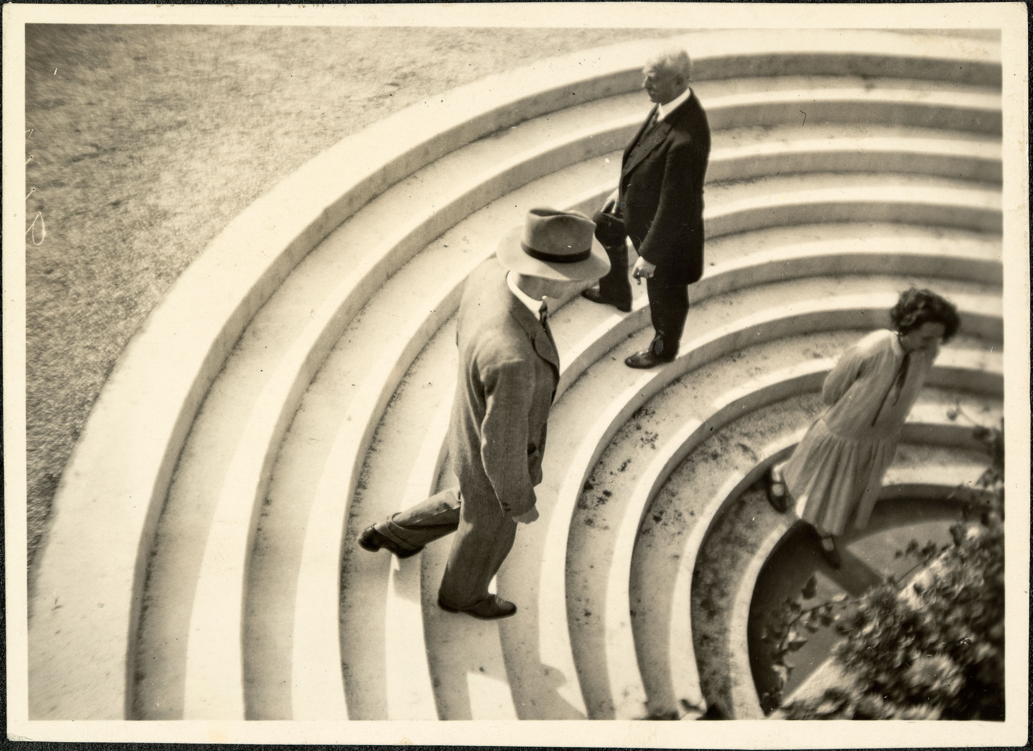 Treppe zum Bierkeller: Grete Leistikow (1892-1962), ca. 1930. Vintage Print 8,6 × 11,8 cm. © Galerie Berinson, Berlin