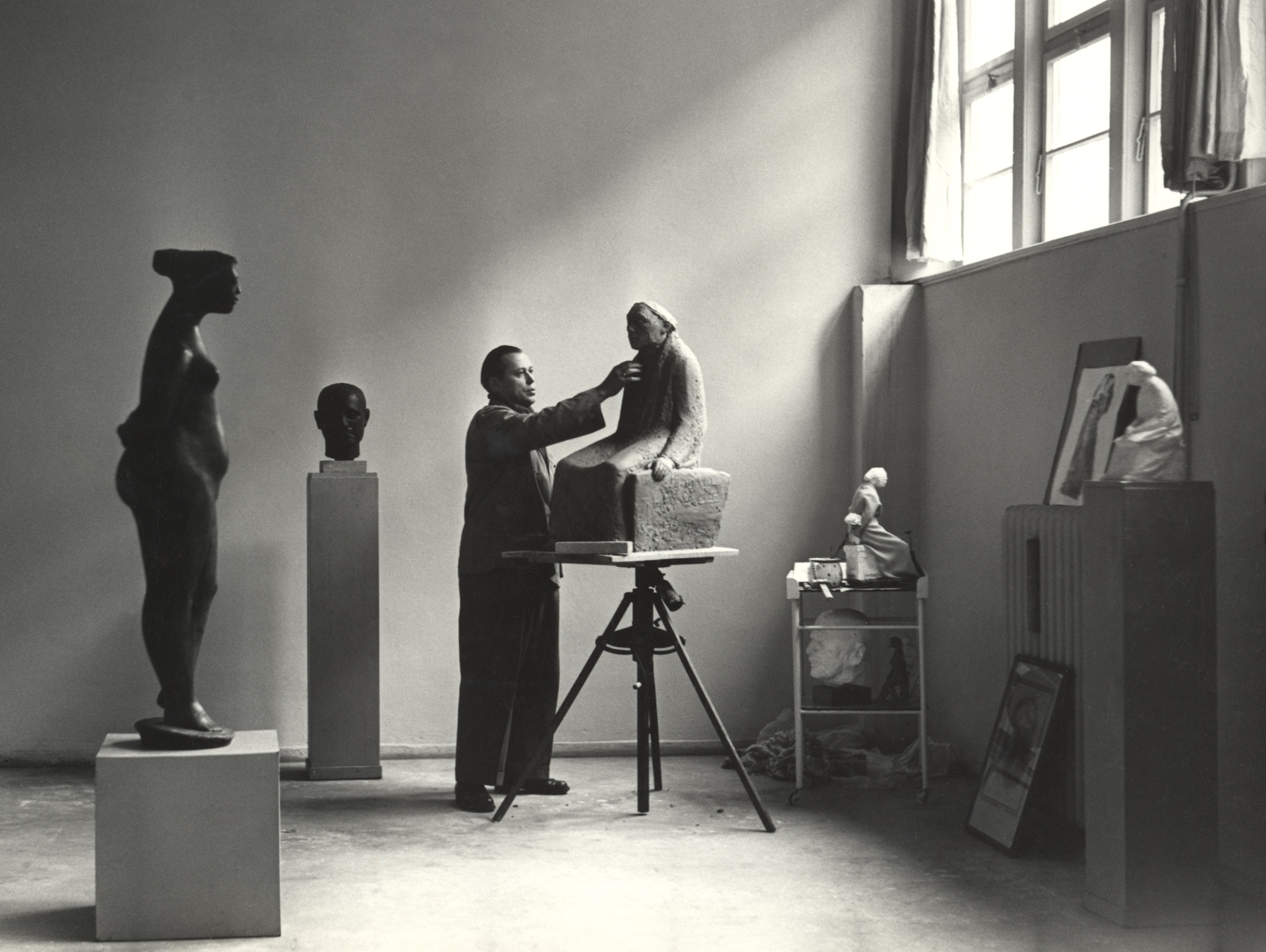 // Gustav Seitz in seinem Atelier in der Akademie der Künste, Berlin, Pariser Platz, 1957, bei der Arbeit am Gipsmodell zum Kollwitz-Denkmal © Gustav Seitz Stiftung, Hamburg 