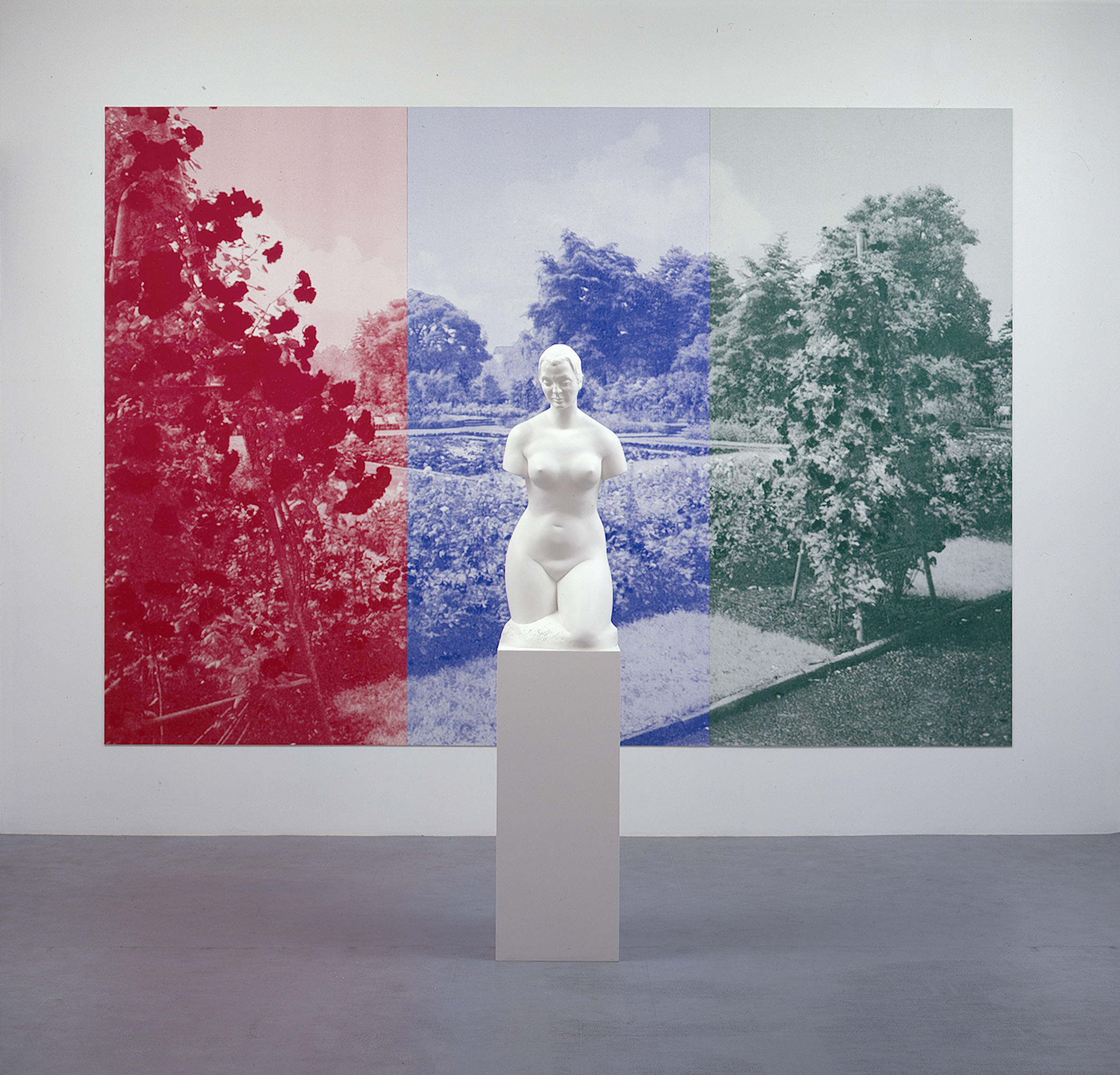 Katharina Fritsch: 1. Gartenskulptur (Torso), 2005. 1. Postkarte (Essen), 2006, Polyester, Farbe, Siebdruck, Kunststoff, 200 x 40 x 40 cm / 280 x 400 cm, Foto: Ivo Faber, © VG Bild-Kunst, Bonn 2016