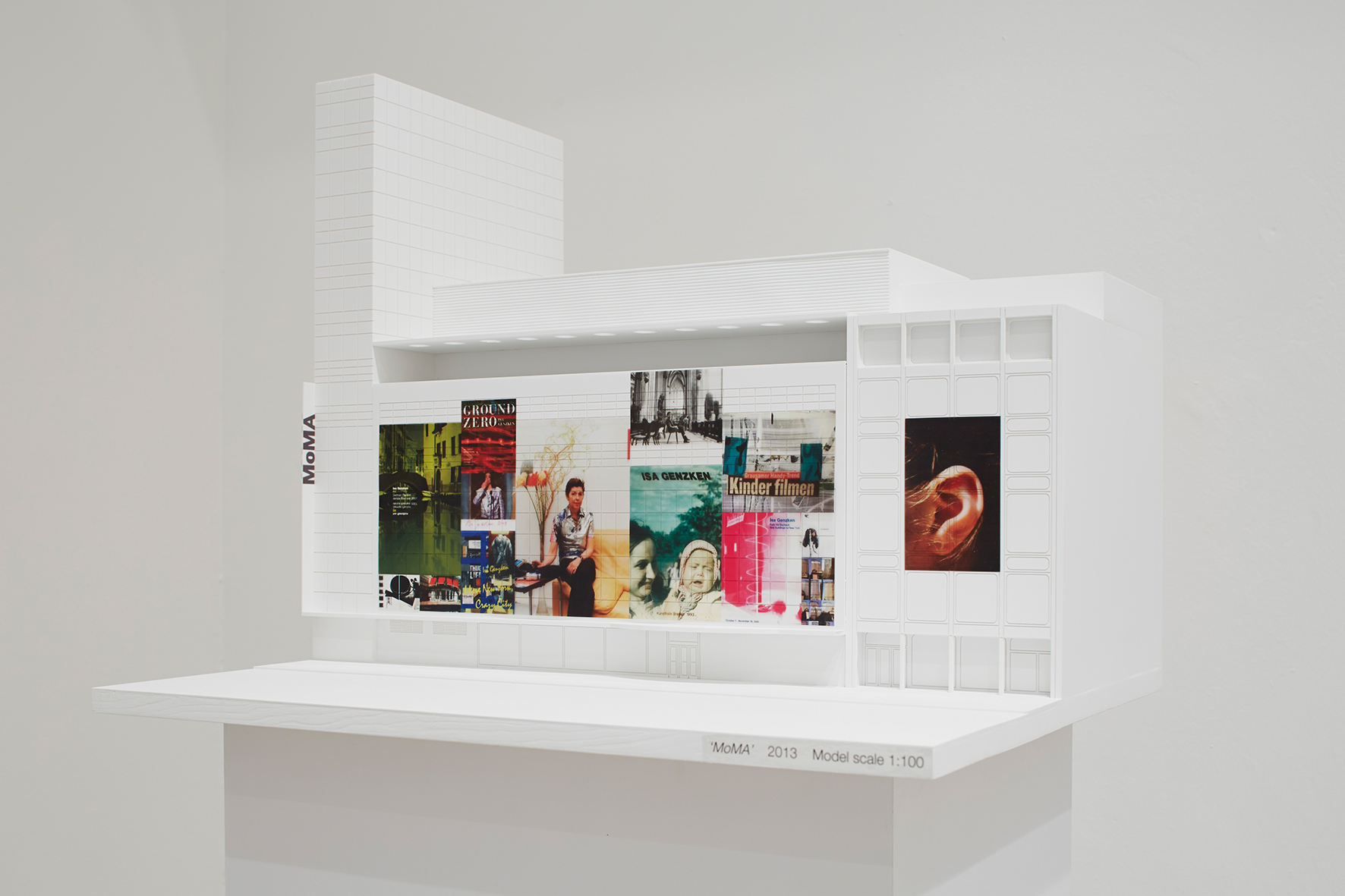 Isa Genzken ‚MoMA‘ 2013, Projekt für New York, Fassade des Museum of Modern Art, anlässlich der dortigen Retrospektive von Isa Genzken nicht realisiert, Modell, 2015, Maßstab 1:100, Kunststoff, Acrylfarbe, Holz, 168 x 60 x 50 cm. Courtesy Galerie Buchholz Cologne/Berlin/New York © VG Bild-Kunst, Bonn 2016