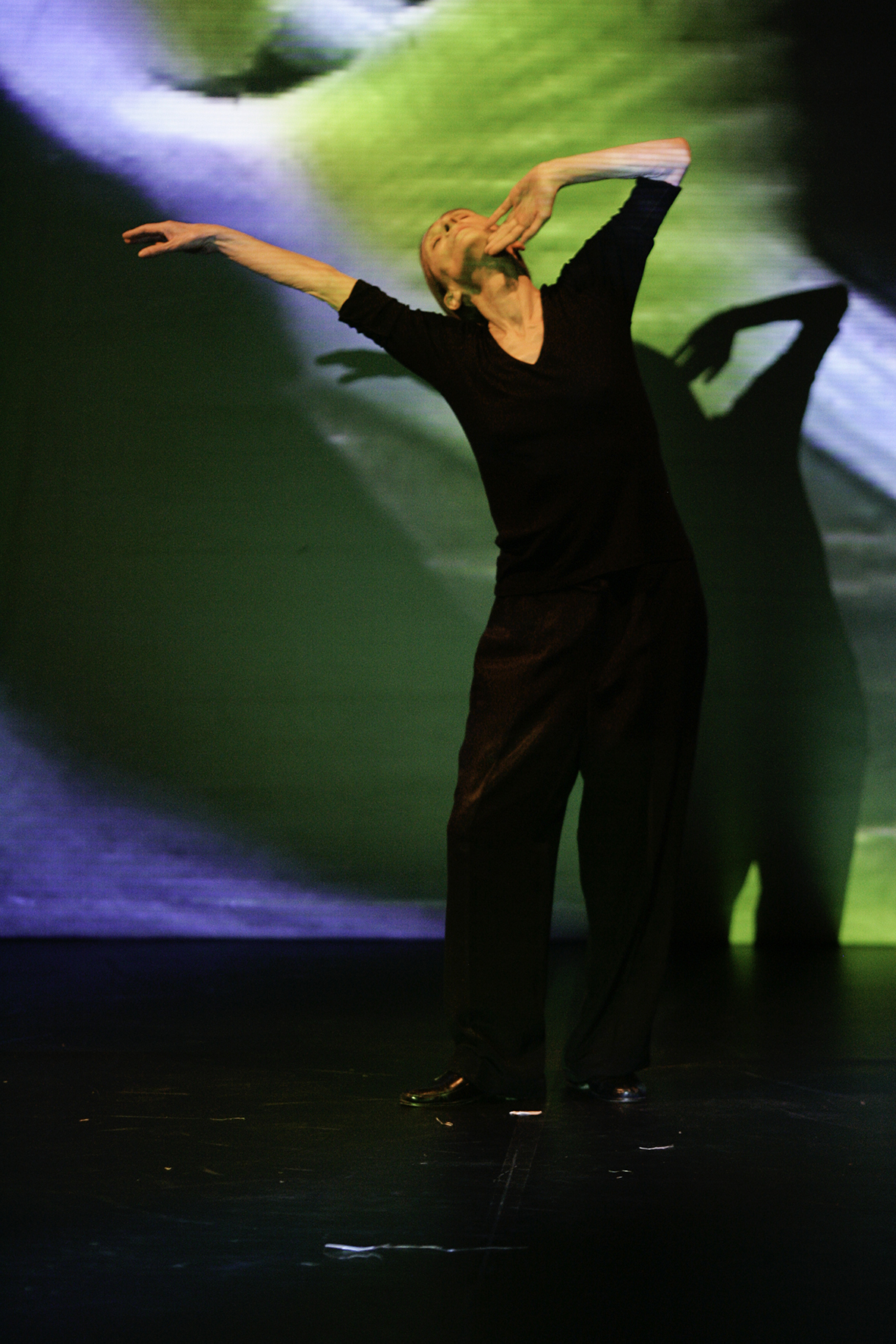 Jochen Viehoff: Pina Bausch tanzt ein Solo in Danzón (Ausschnitt), Fotografie, © Jochen Viehoff