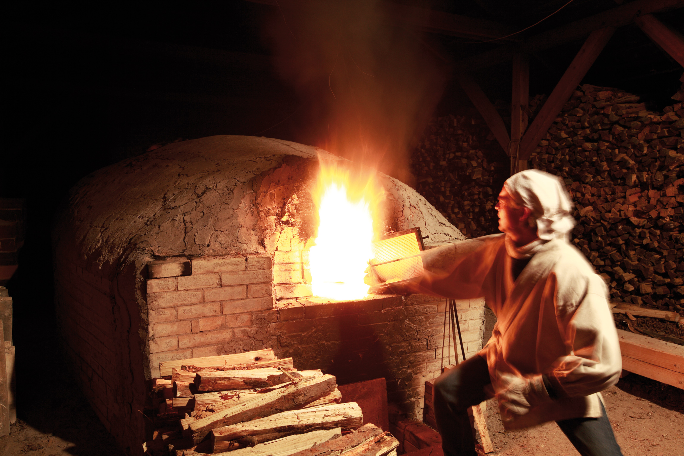 Jan Kollwitz beim Feuern des Anagama-Ofens. Photo: Götz Wrage