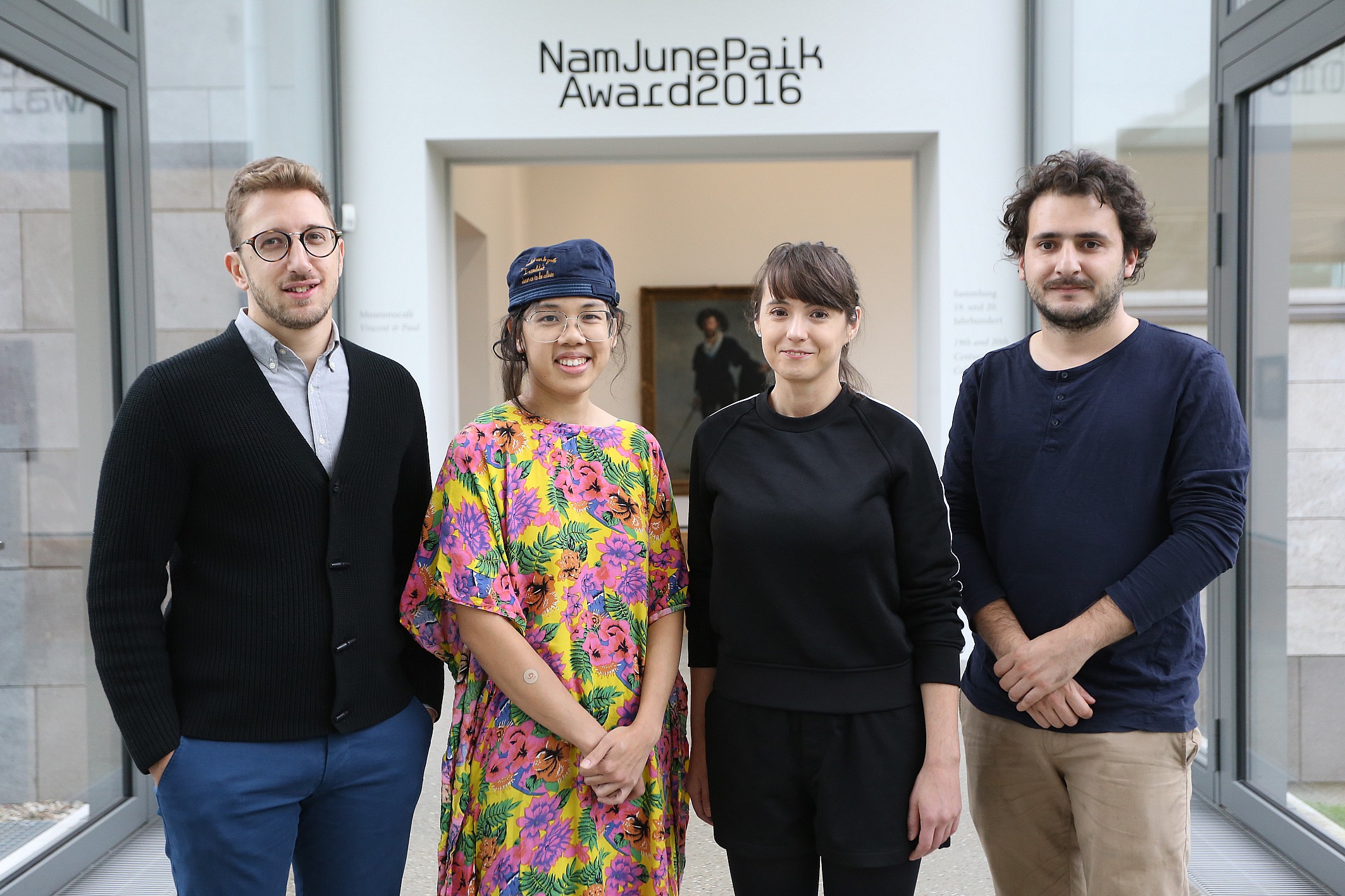 Nominierte Künstlerinnen und Künstler Shortlist. Internationaler Nam June Paik Award 2016 (v.l.n.r.). Lawrence Abu Hamdan, Trisha Baga, Katja Novitskova, Neïl Beloufa