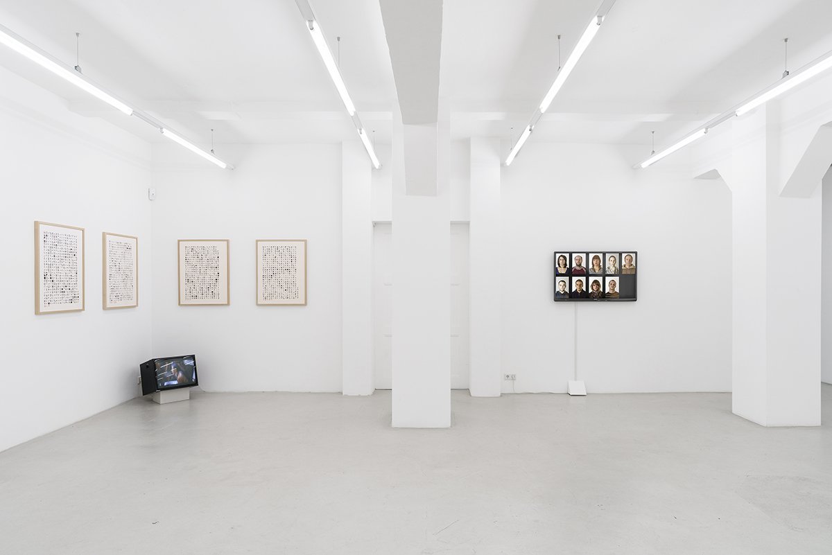 Björn Drenkwitz: Protest - Pause - Proceed (links). Ausstellungsaussicht: Aus.Zeit, Galerie Heike Strelow. Fotos: Wolfgang Günzel