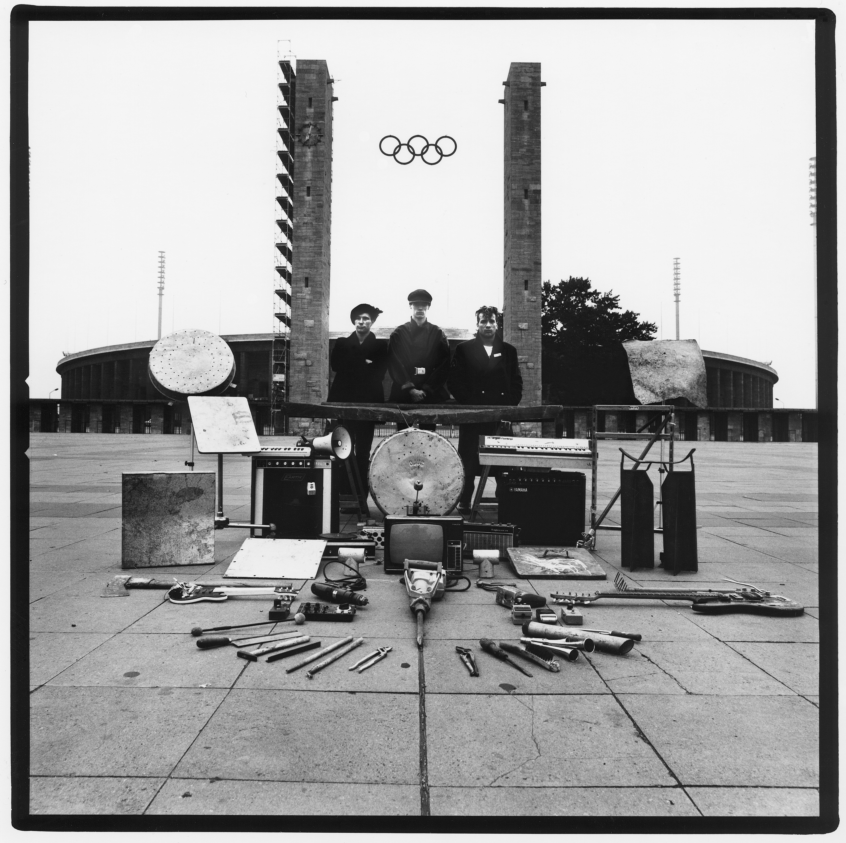 Einstürzende Neubauten, Kollaps, Foto für die Rückseite der LP, Vorplatz Berliner Olympiastadion, ZickZack ZZ65, 1981, Foto: Peter Gruchot