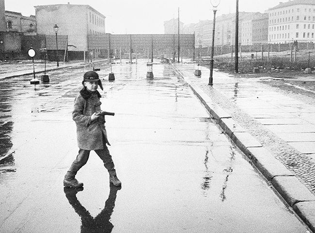 Vor der Mauer, Gartenstraße, Ost-Berlin 1962, 1962, Silbergelatineabzug auf Barytpapier, Vintage-Print