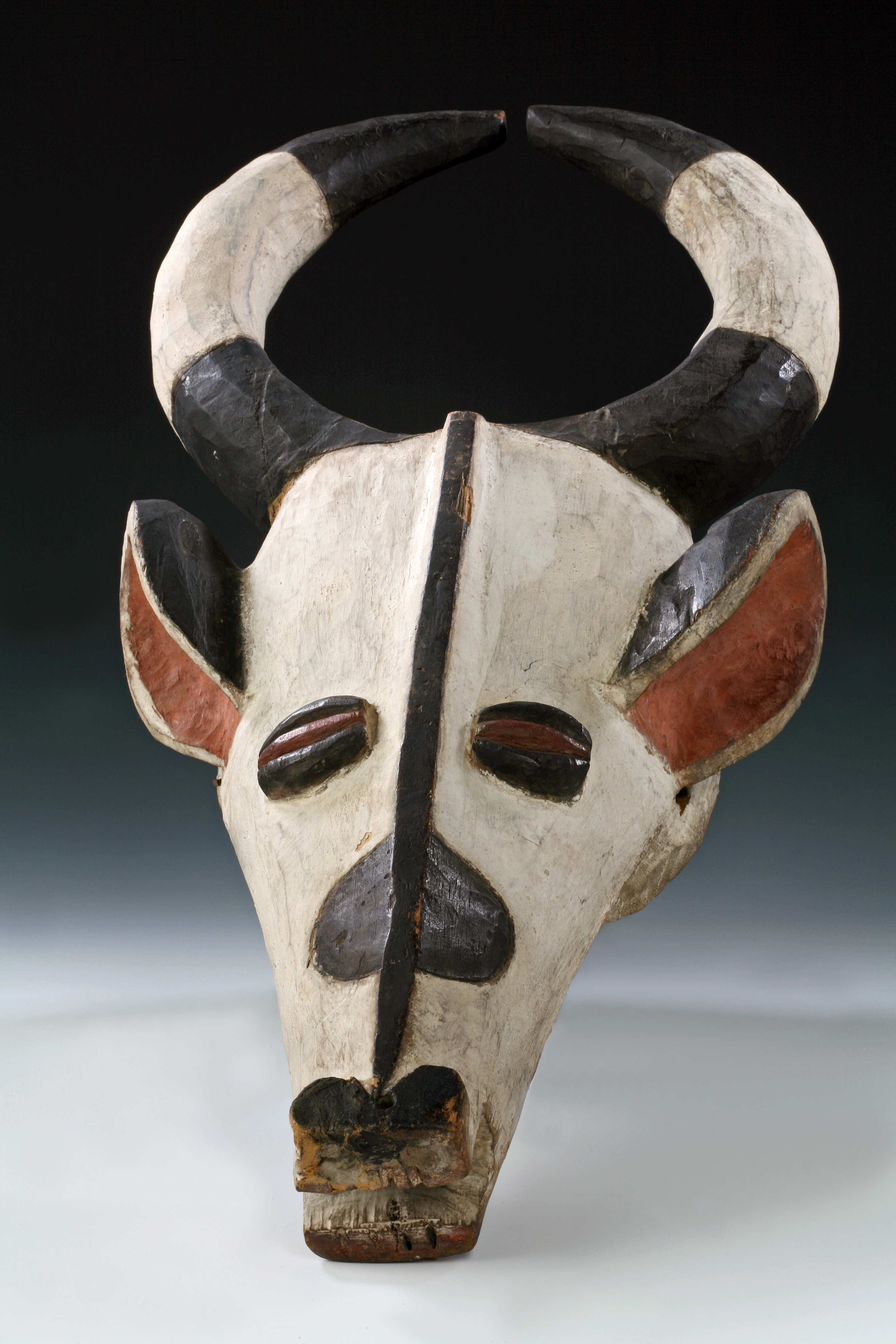 Afrika. Helmmaske in Form eines Büffelkopfes, Nyati, Kamerun, vor 1895, Slg. von Lucke © Landesmuseum Hannover 