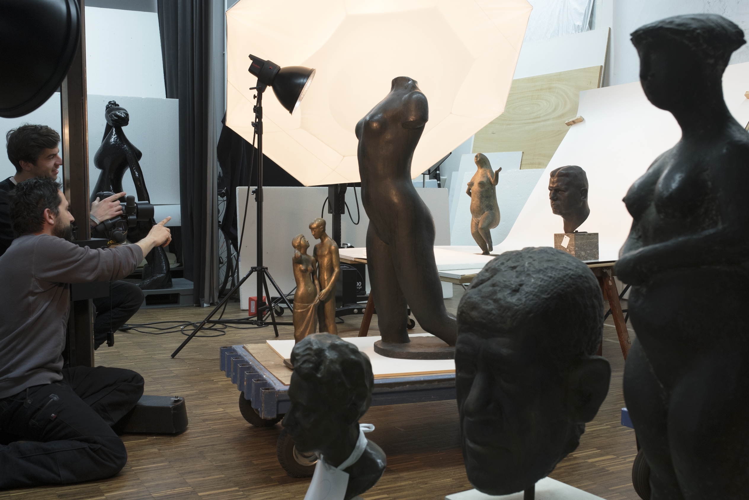 Yorgos Sapountzis: Fotoshooting im Sprengel Museum Hannover für die Installation Nacktes Erbe. Wir brauchen euch alle, 2017, mit Yorgos Sapountzis und Benedikt Werner.  