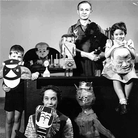 Alexander Girard und seine Familie posieren mit Objekten aus seiner Folk Art Kollektion, 1952, © Ezra Stoller/Estostock, Foto: Ezra Stoller