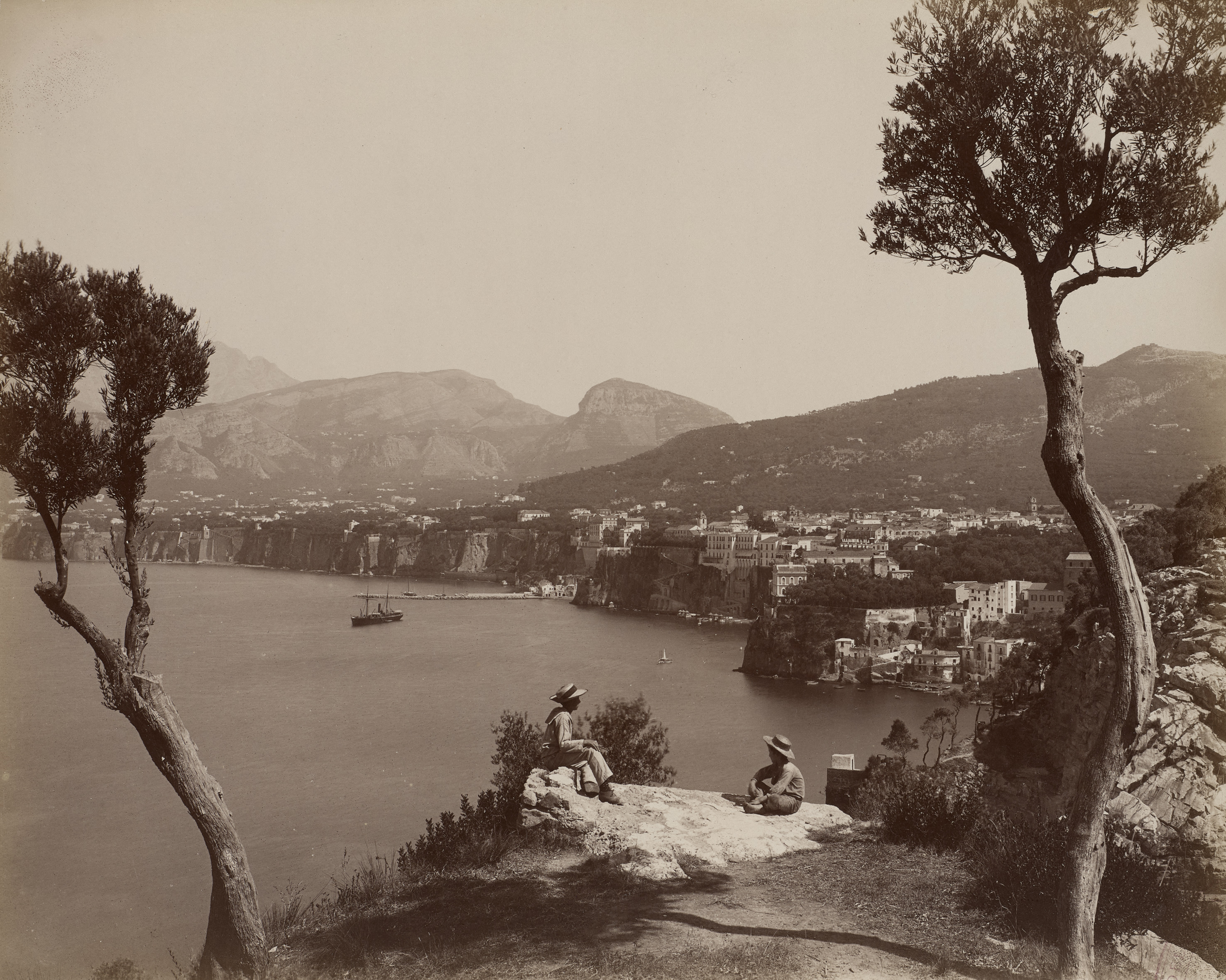 Giorgio Sommer (1834–1914) Golf von Neapel: Blick auf Sorrent um 1880–1890 Albuminpapier auf Karton 20,9 × 25,5 cm / 24 × 33 cm Städel Museum, Frankfurt am Main