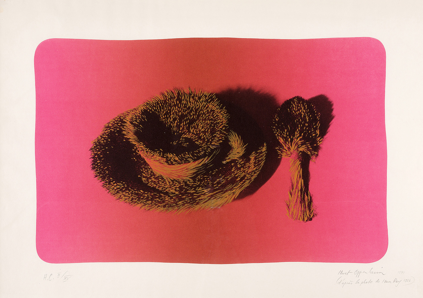 Meret Oppenheim, Poster Pelztasse (fond rouge), 1971, LEVY Galerie, © VG-Bildkunst, Bonn 2026